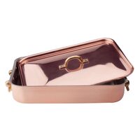 Tava dreptunghiulară din cupru neted, cu grosimea de 2 mm, cu capac și două mânere din alamă.